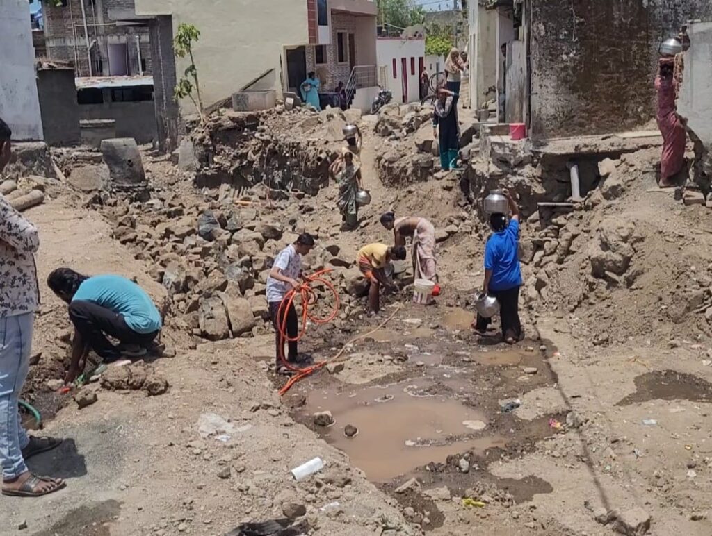 पुलाच्या कामासाठी पाणी लाईन उखडली