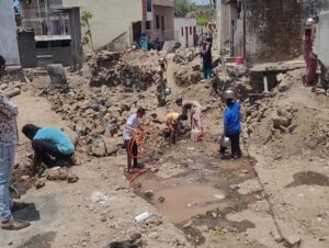 पुलाच्या कामासाठी पाणी लाईन उखडली
